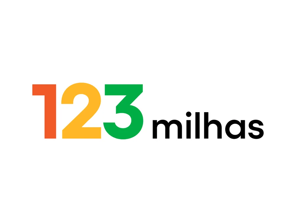 Logo da 123 Milhas, uma agência de viagens online que vende passagens aéreas promocionais. O logo consiste em um círculo azul com o número 123 em branco e a palavra Milhas em azul escuro, seguido de um avião estilizado em azul claro.